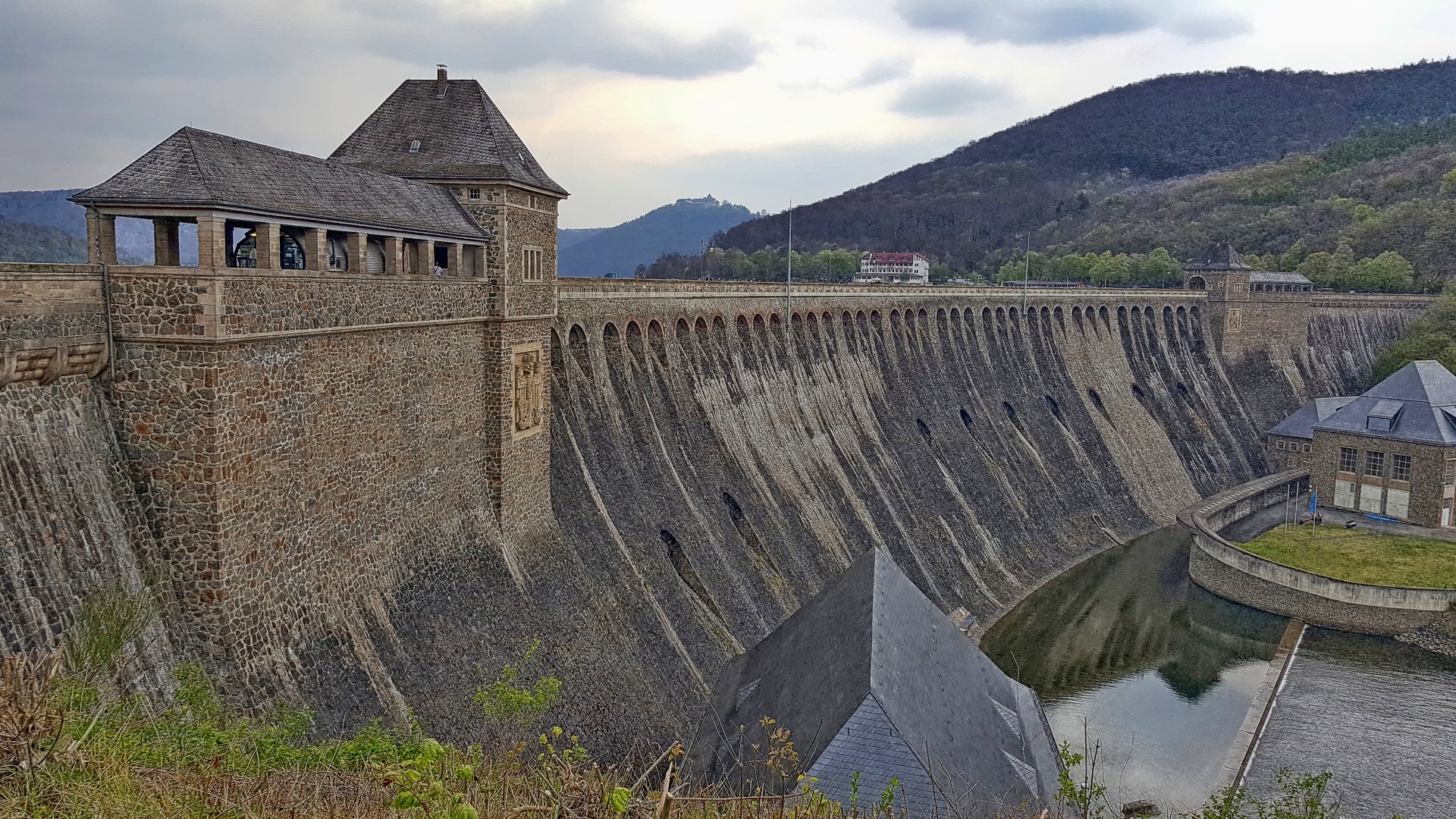 Staumauer vom Edersee