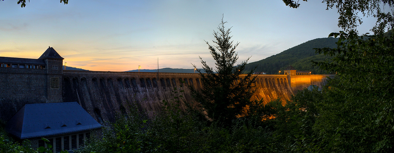 Staumauer vom Edersee am Abend