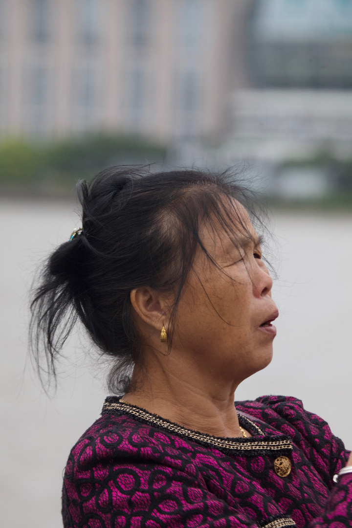 Staunend am Bund vor der Skyline von Shanghai