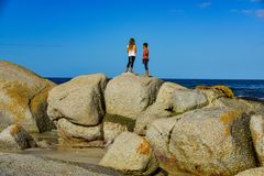 Staunende Kinder am Strand.                    DSC_5137