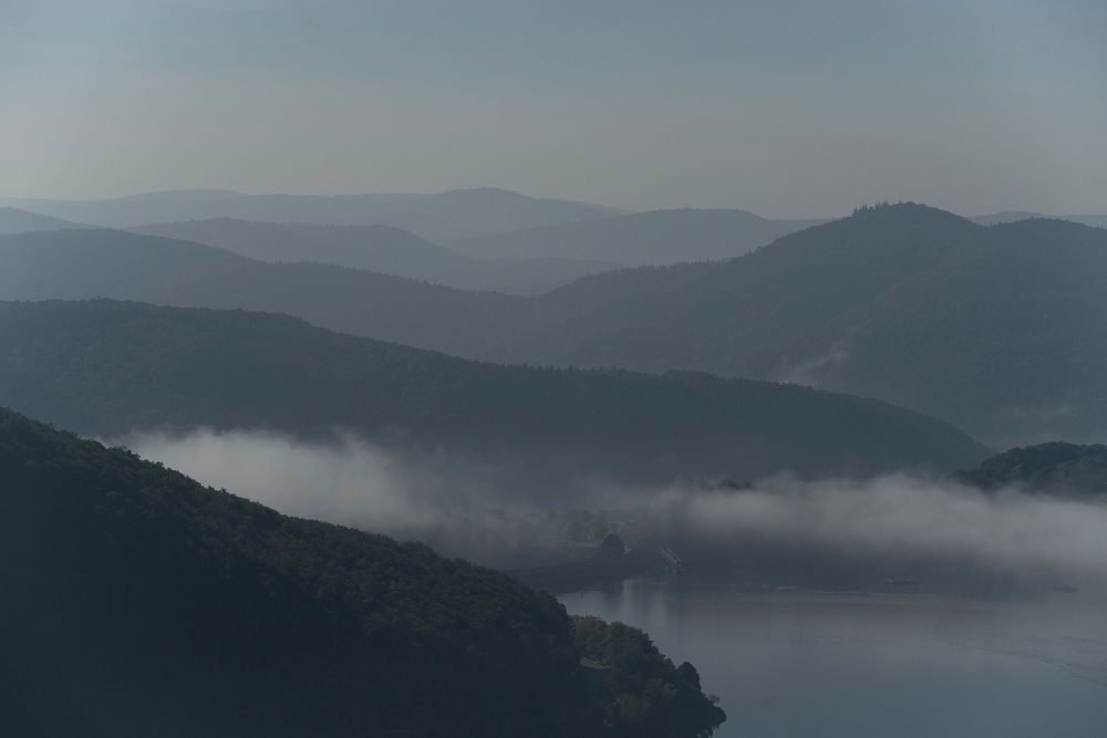 Stausee im Morgennebel