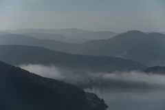 Stausee im Morgennebel