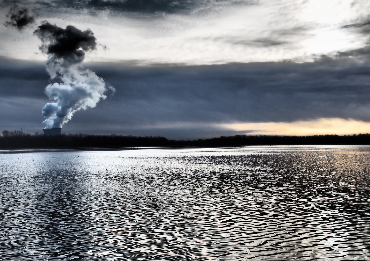 Stausee mit AKW Gundremmingen