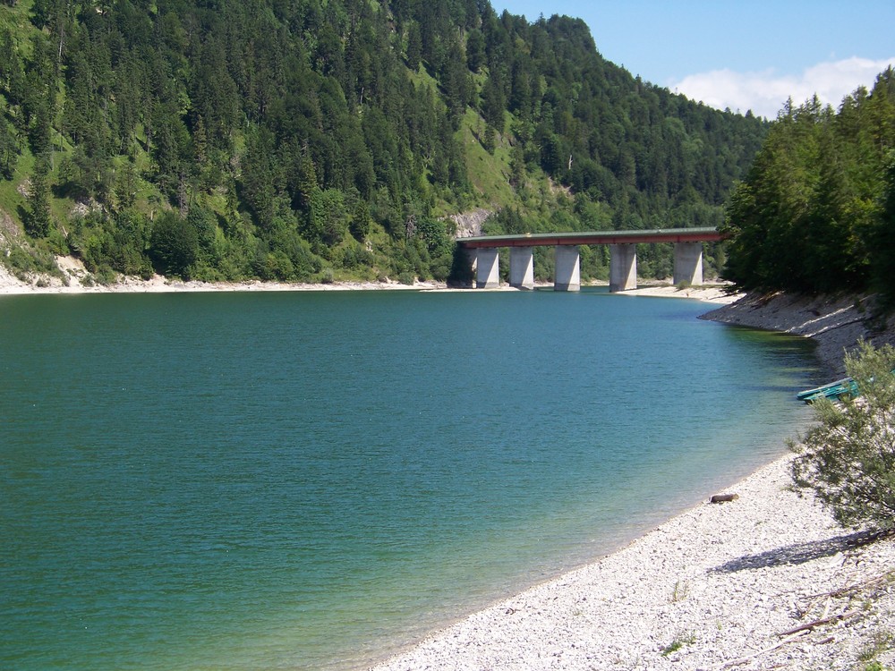 Stausee mit Brücke