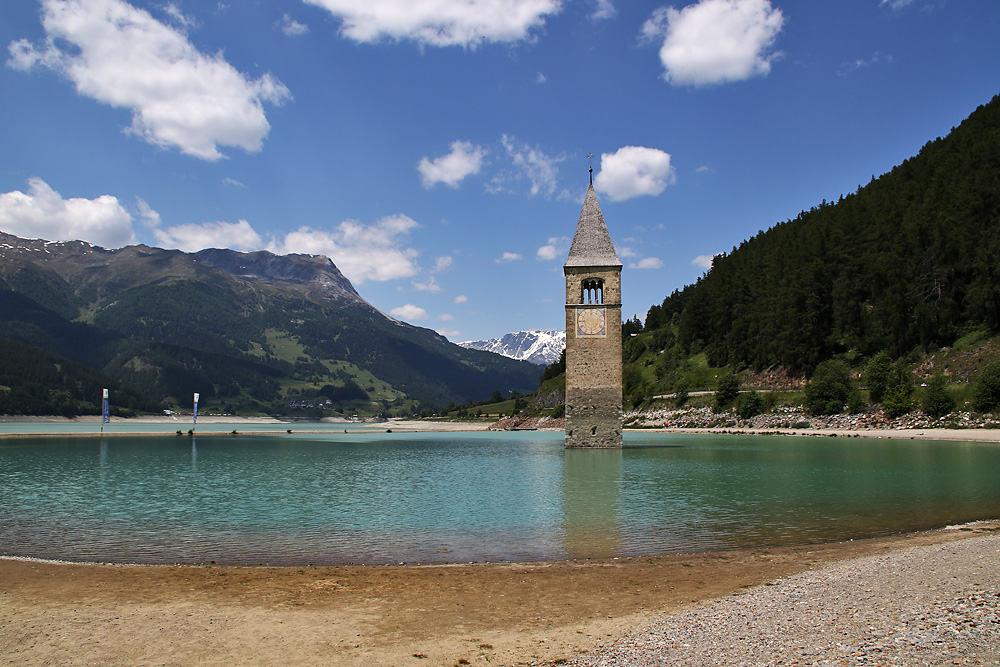 Stausee mit Kirchturm bei Reschen