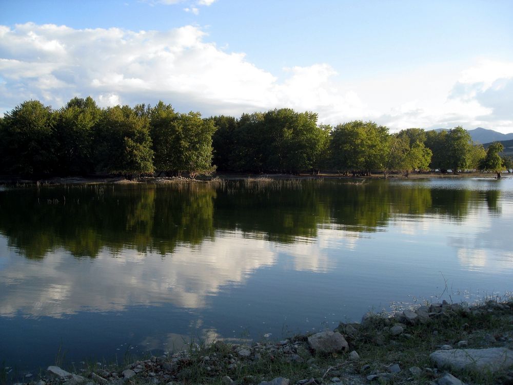 Stausee-Spiegelung in Servia Griechenland