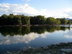 Stausee-Spiegelung in Servia Griechenland