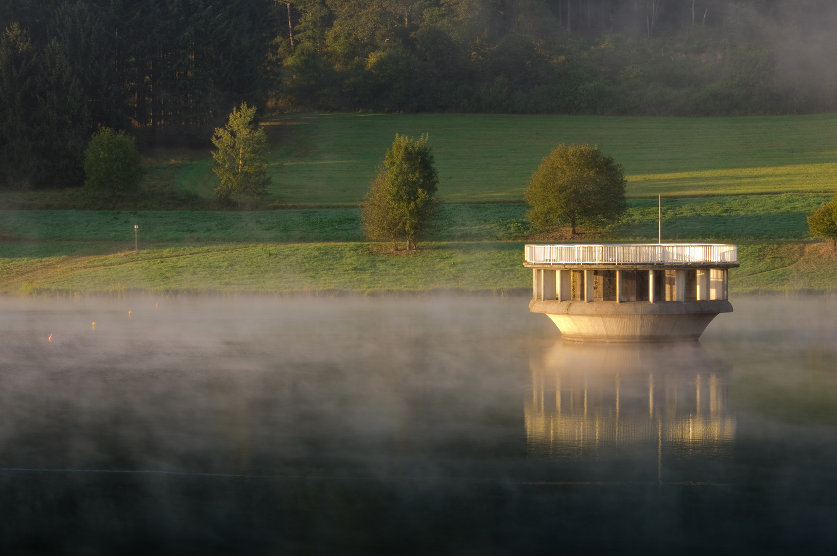 Stausee Überlauf im Nebel