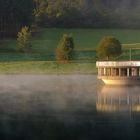 Stausee Überlauf im Nebel