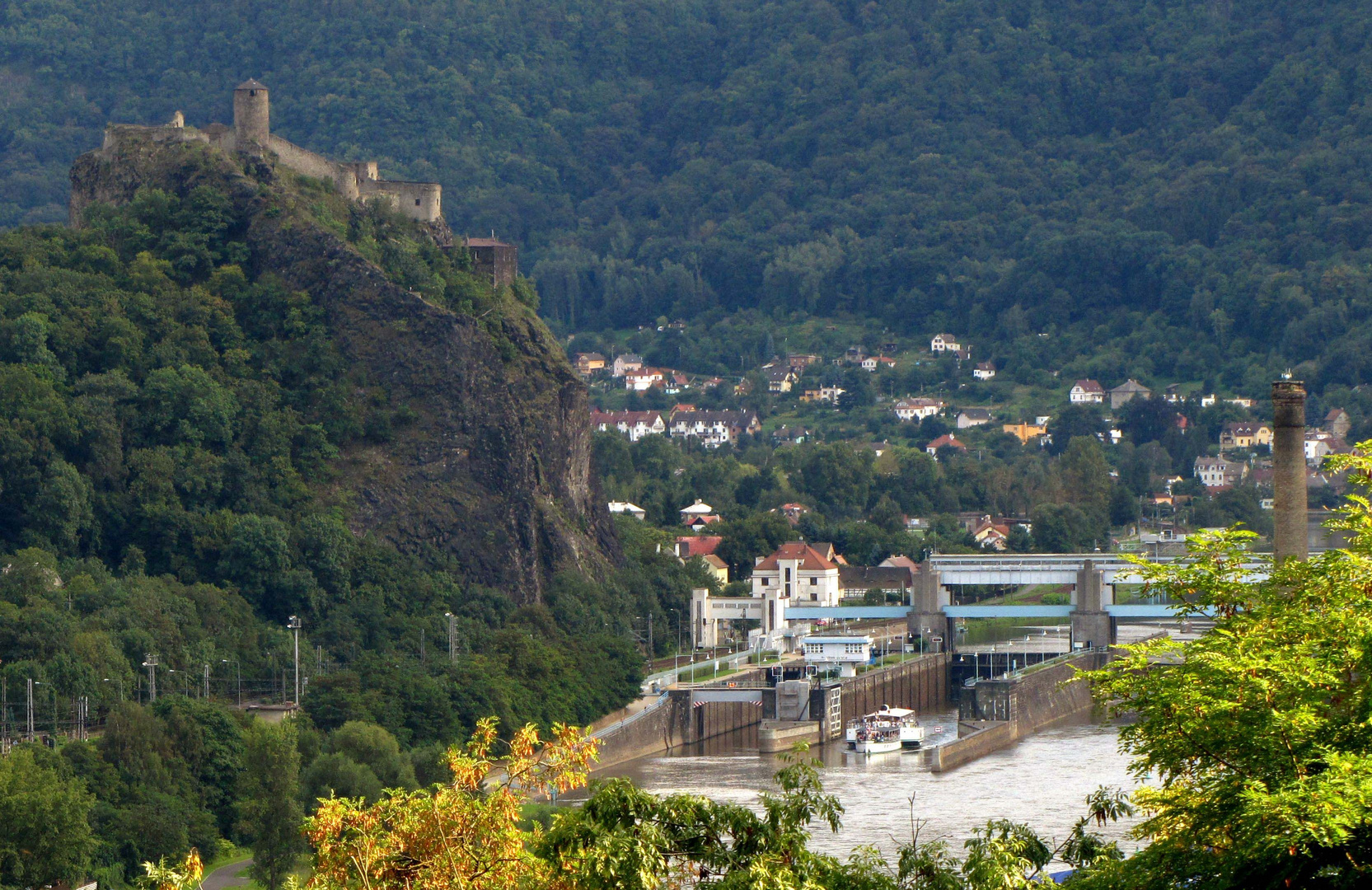 Staustufe an Schreckenstein