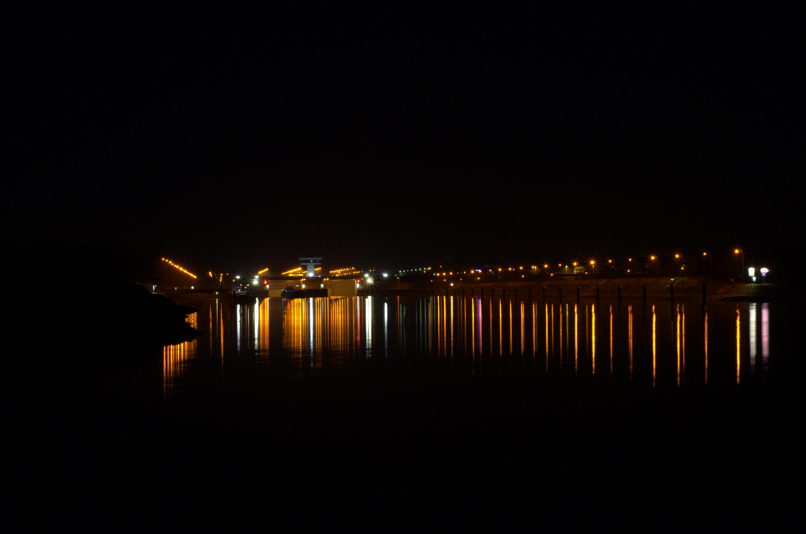 Staustufe Iffezheim bei Nacht