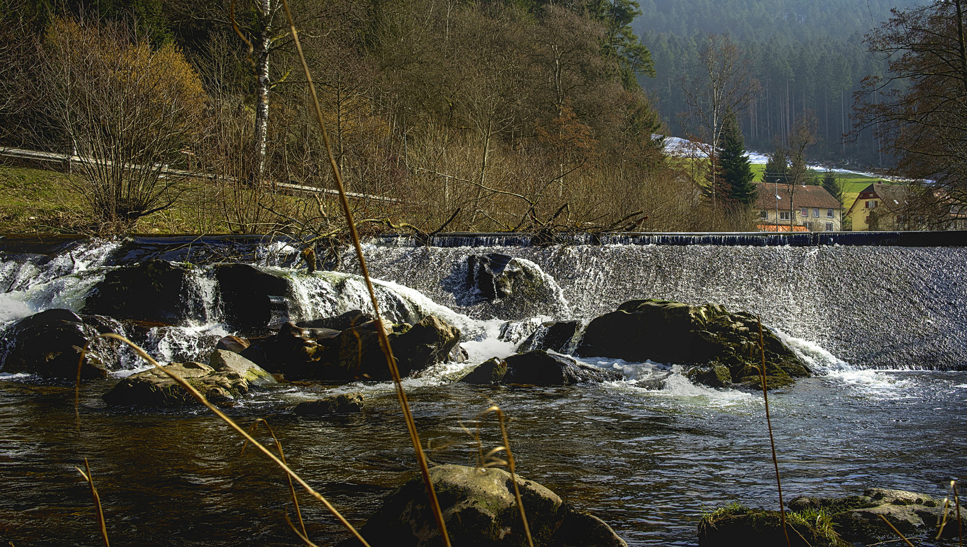 Staustufe in der Murg bei Röt im Murgtal.