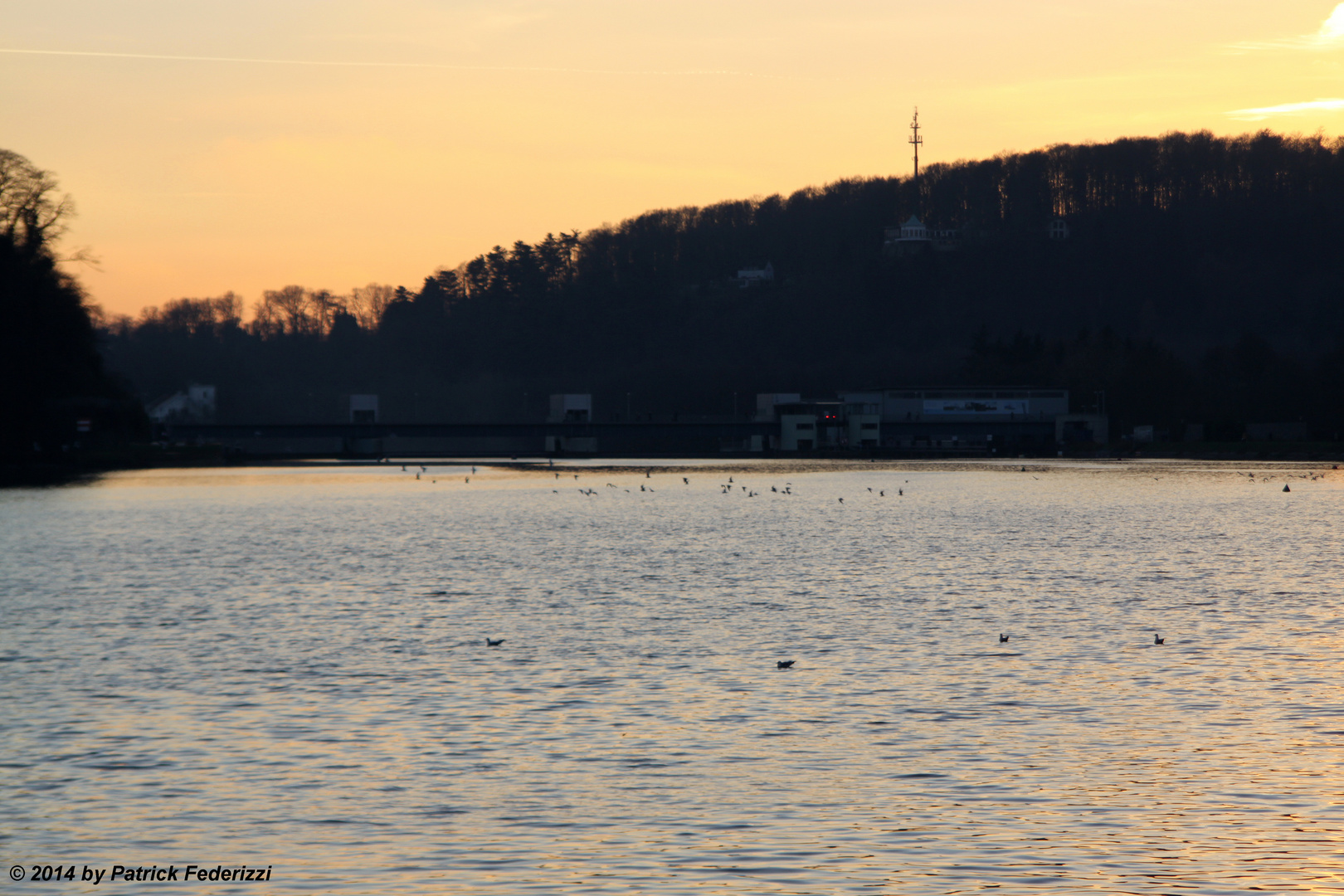 Stauwehr am Baldeneysee beim Sonnenuntergang