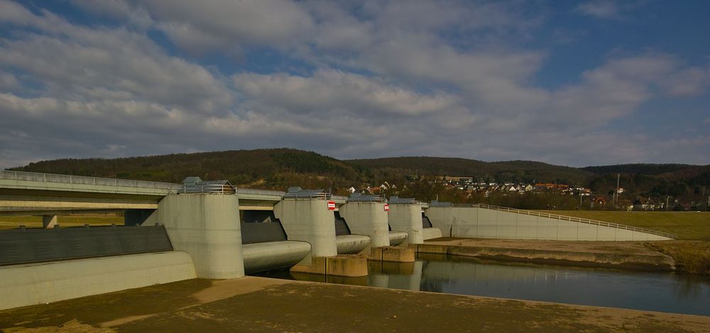 Stauwehr des Leine-Rückhaltebeckens in Salzderhelden / Einbeck.