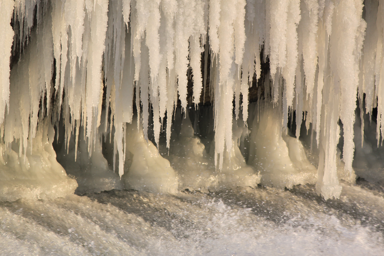 Stauwehr im Winter