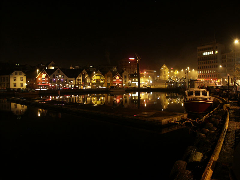 Stavanger Hafen bei Nacht und Nebel