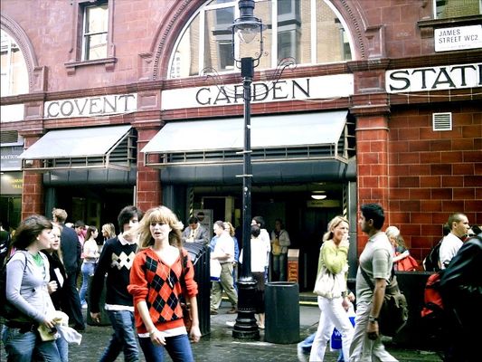 STAZIONE DELLA METRO: CHI VA... CHI VIENE...