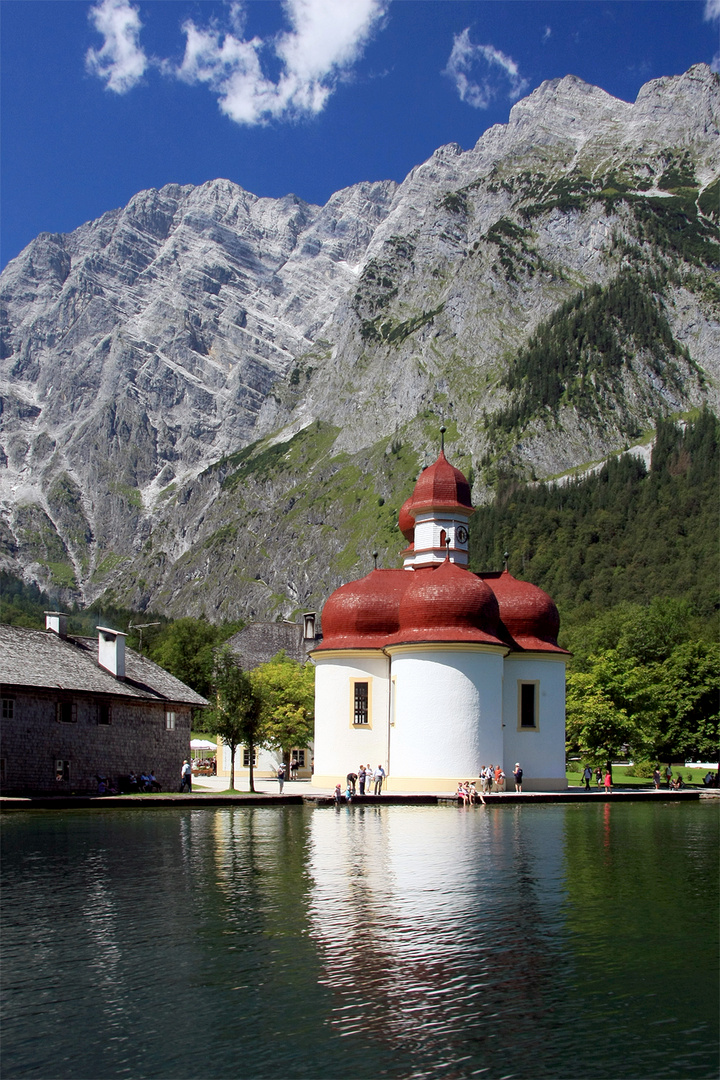 "St.Bartholomä vor dem 2713 m hohen Watzmann am Königssee"