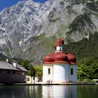 "St.Bartholomä vor dem 2713 m hohen Watzmann am Königssee"