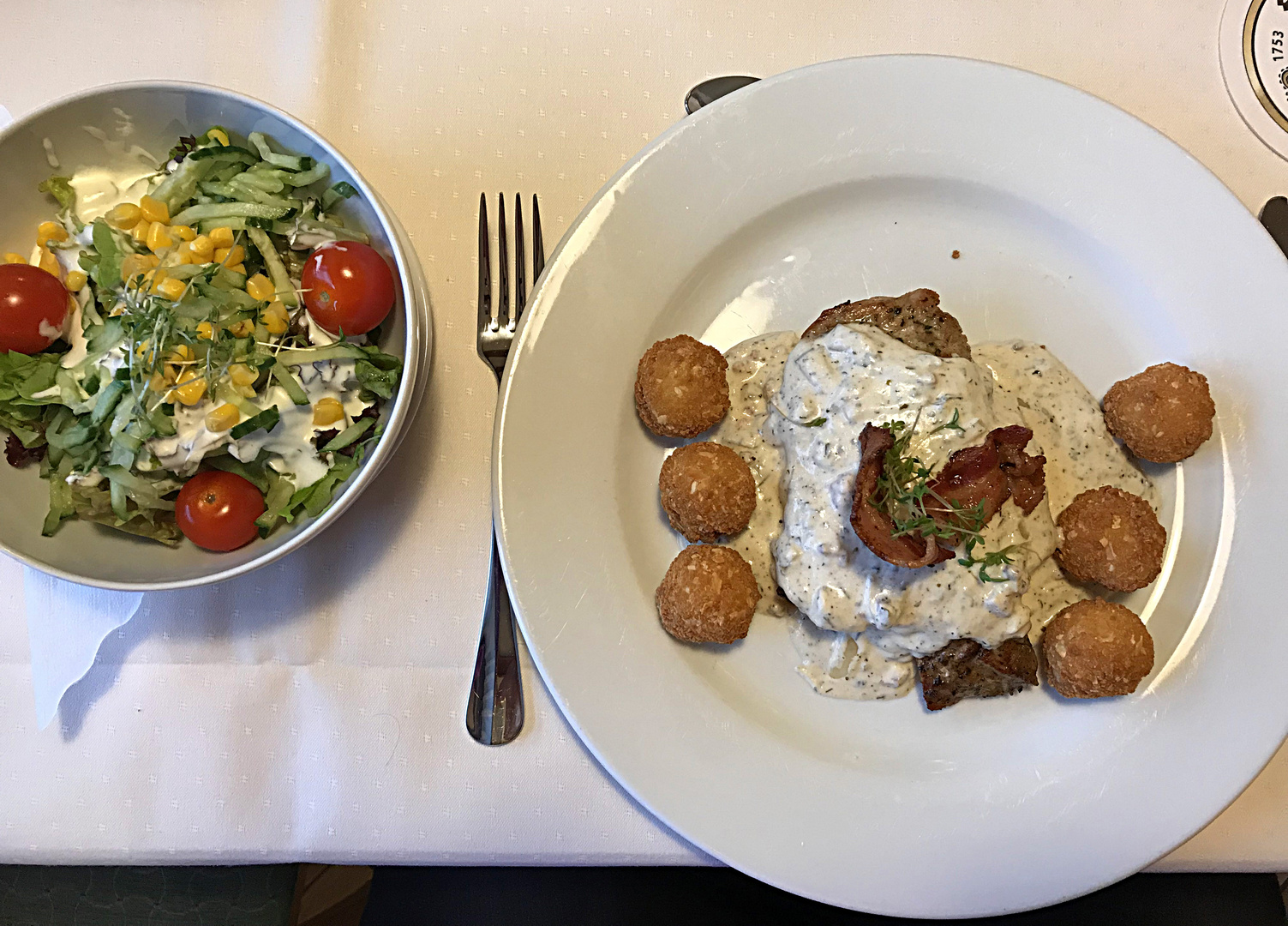 Steak mit Sourcream uns Portionssalat