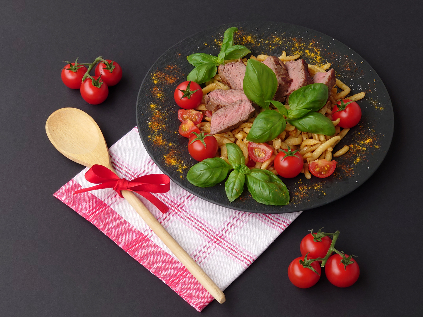 Steakstreifen mit gebratenen Spätzle, Tomaten und Basilikum