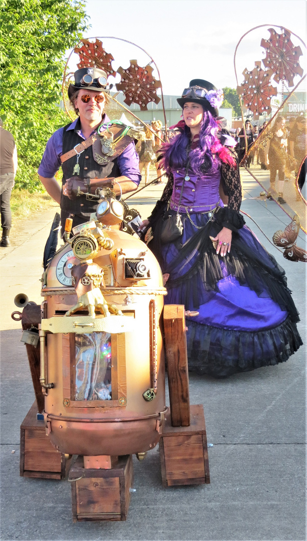 Steampunk-Pärchen mit Roboter.