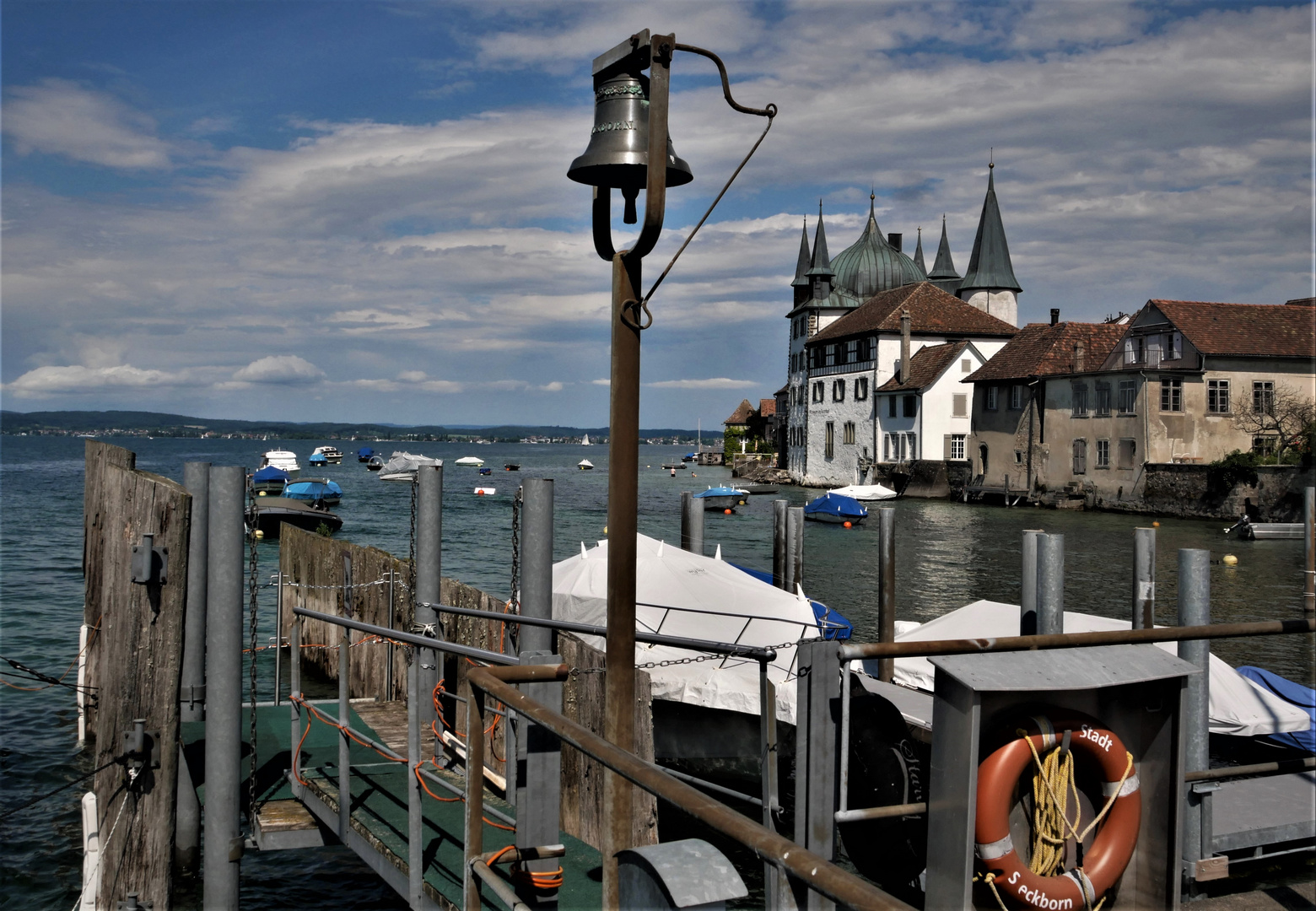 Steckborn - Hafensteg mit Nebelglocke und Turmhof am See