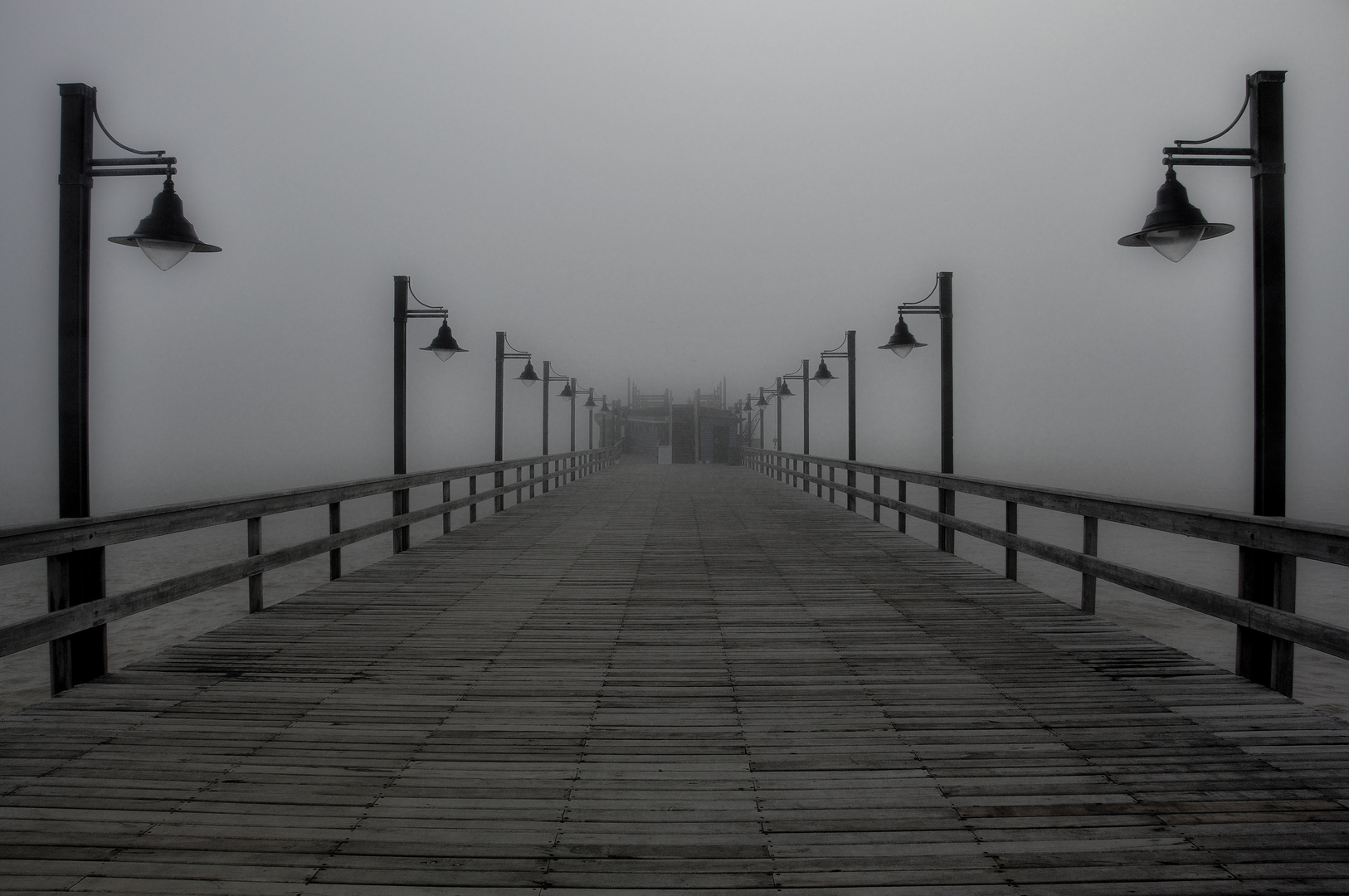 Steeg in Swakopmund bei Nebel