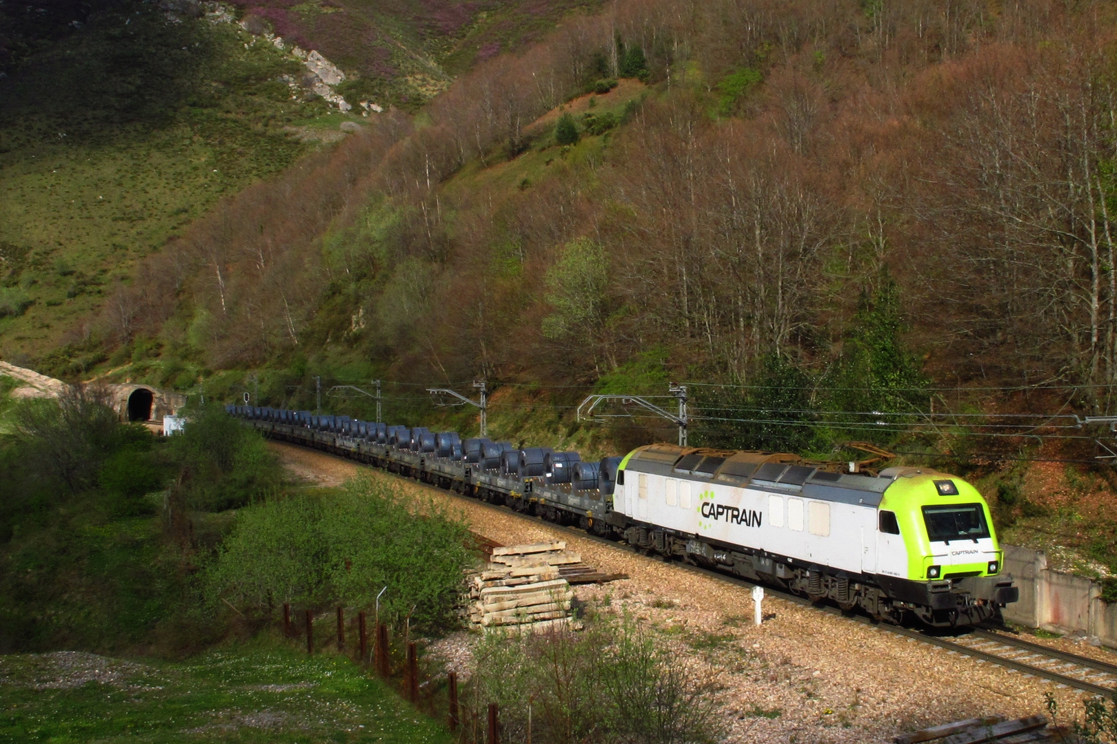 Steel coil train to Busdongo; Valle las Piedras