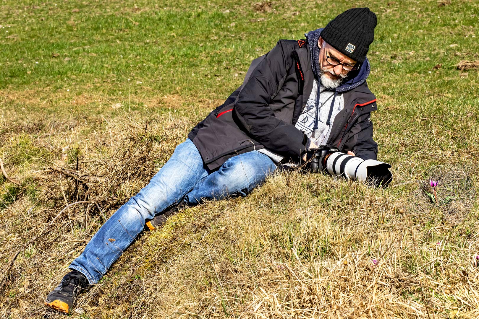 Stefan Kuba auf der Pirsch nach Hundszahnblüten