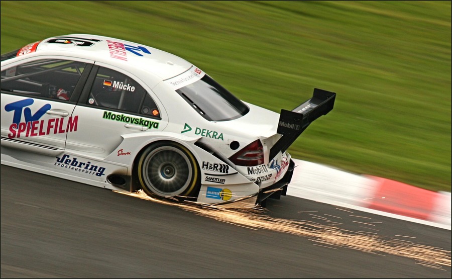 Stefan Mücke heitzt durch die Eau Rouge...