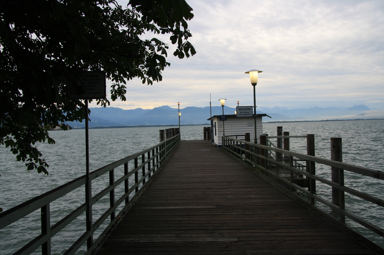 Steg am Bodensee früh morgens