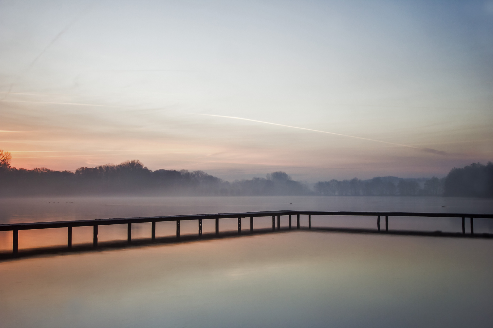 Steg am De Wittsee in Nettetal heute Morgen kurz vor Sonnenaufgang