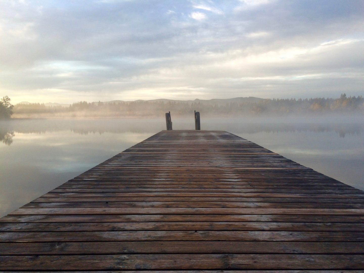 Steg am Kirchsee im Nebel