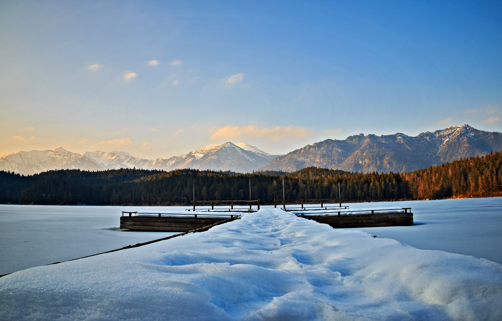 Steg an einem zugefrorenen See