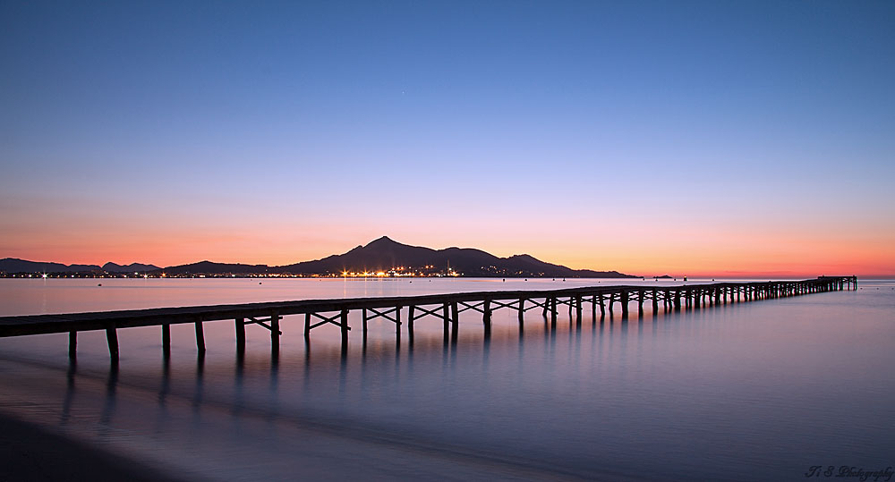 Steg bei Playa de Alcudia bei Sonnenaufgang