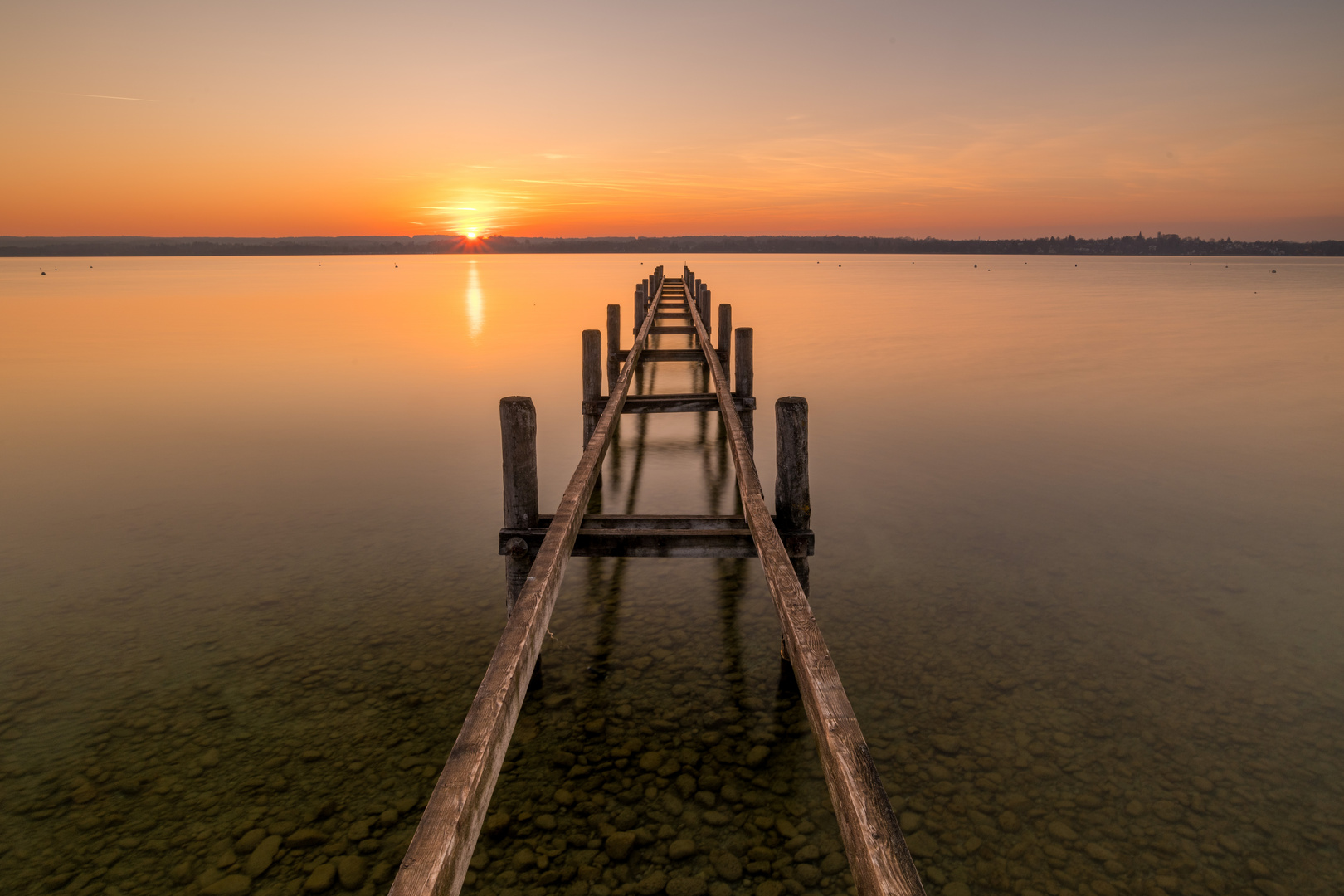 Steg bei Sonnenuntergang