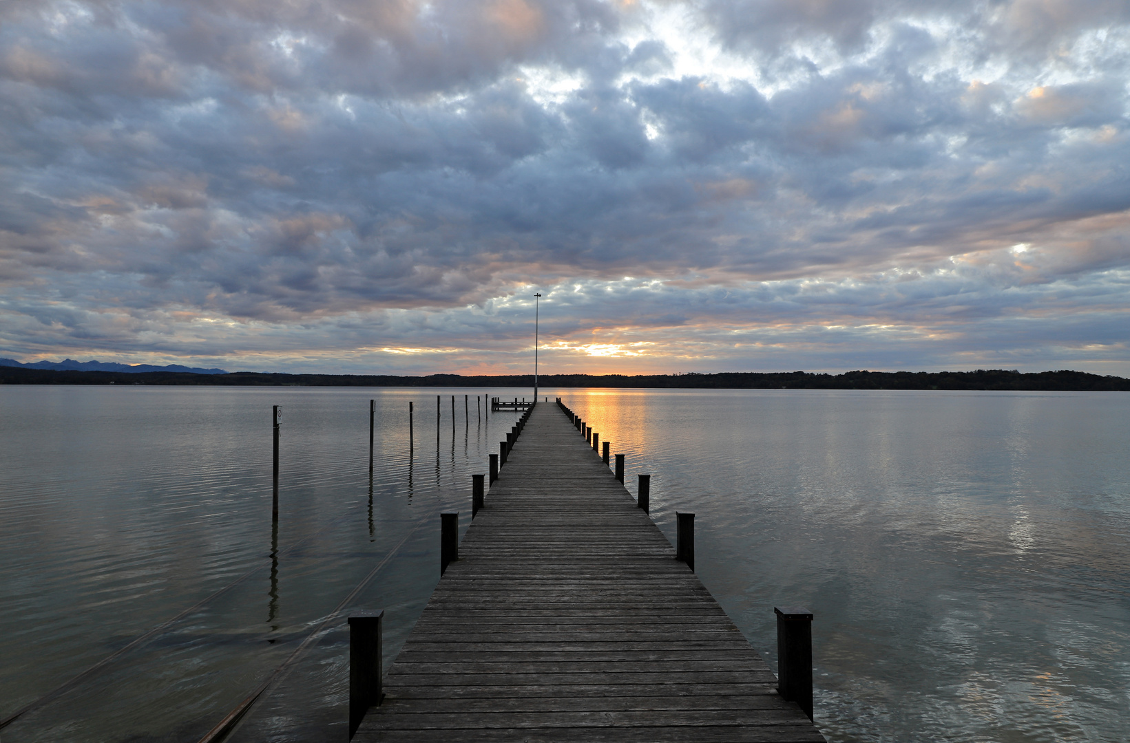 Steg bei Sonnenuntergang