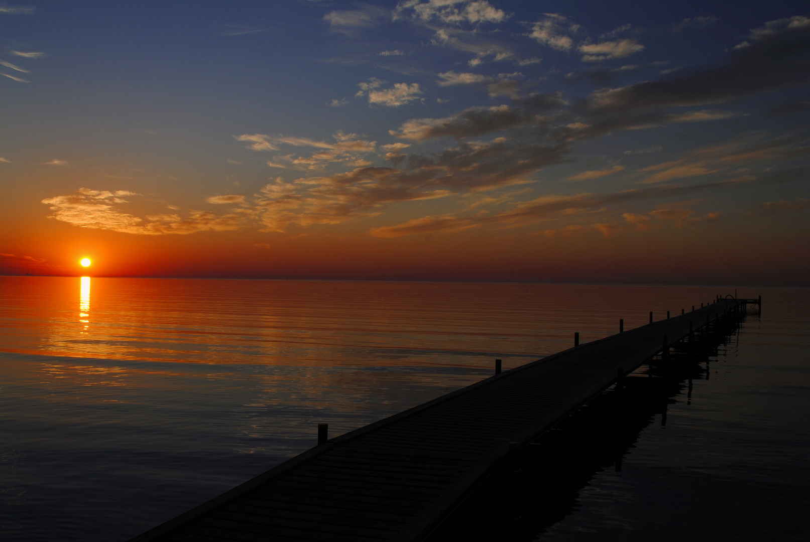 Steg im Sonnenaufgang