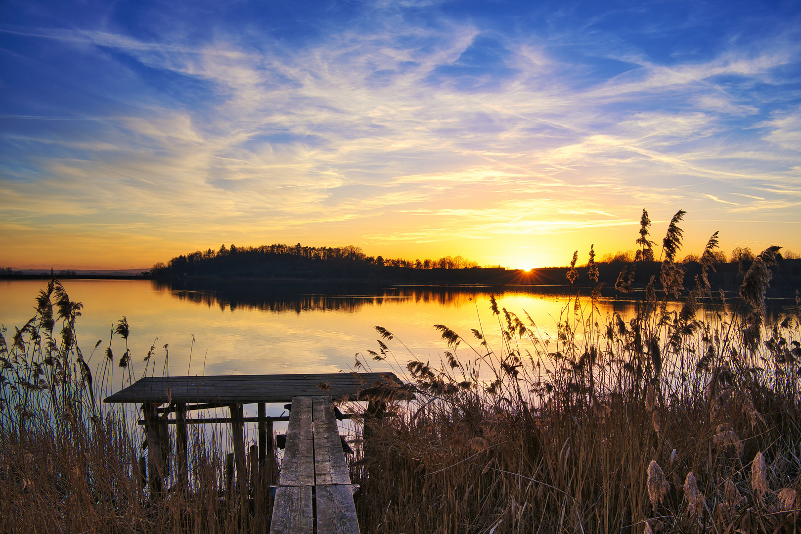 Steg im Sonnenuntergang