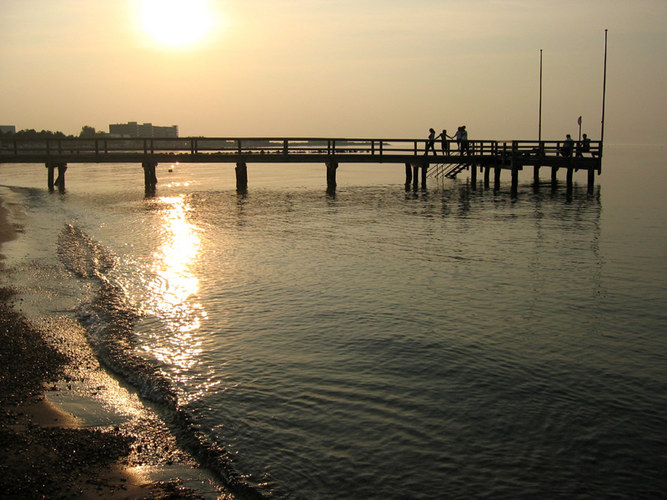 steg im sonnenuntergang