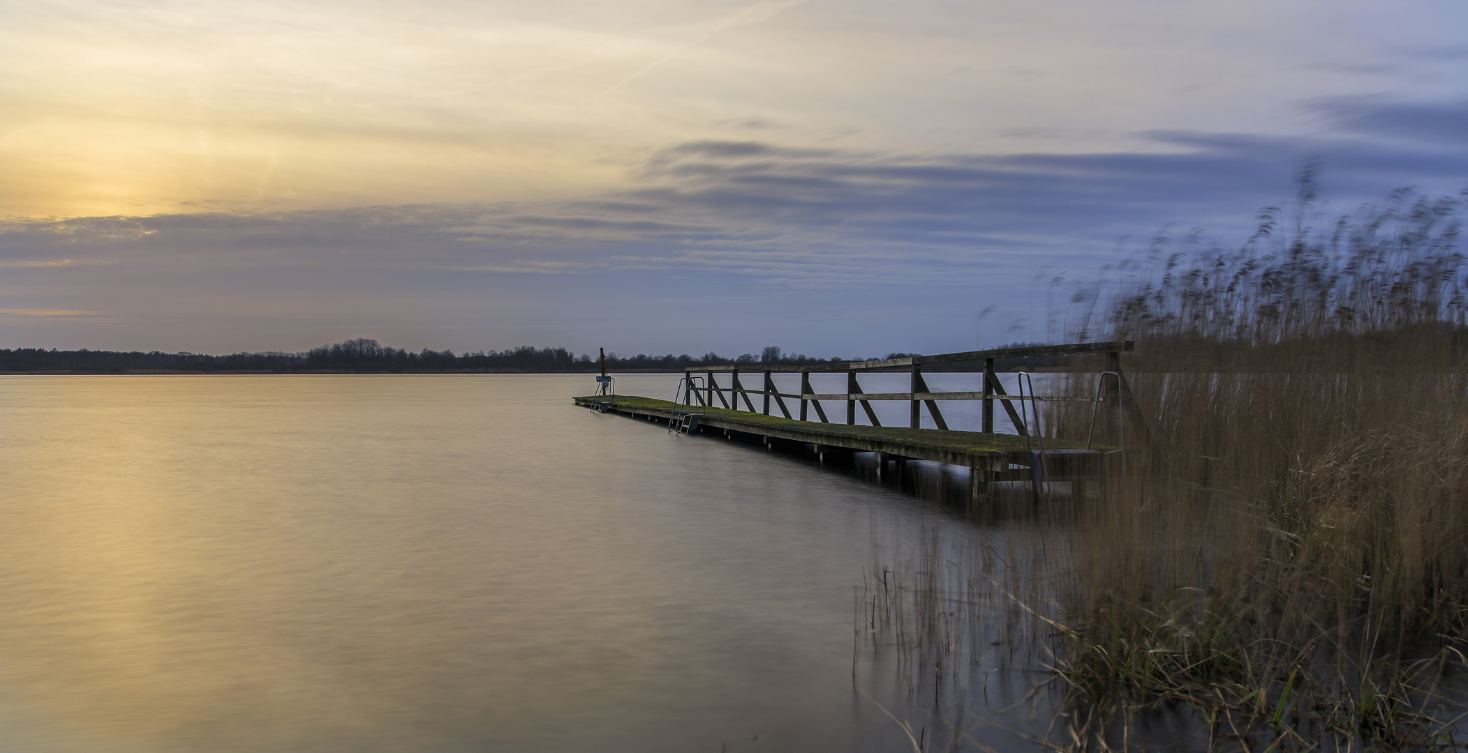 Steg im Sonnenuntergang