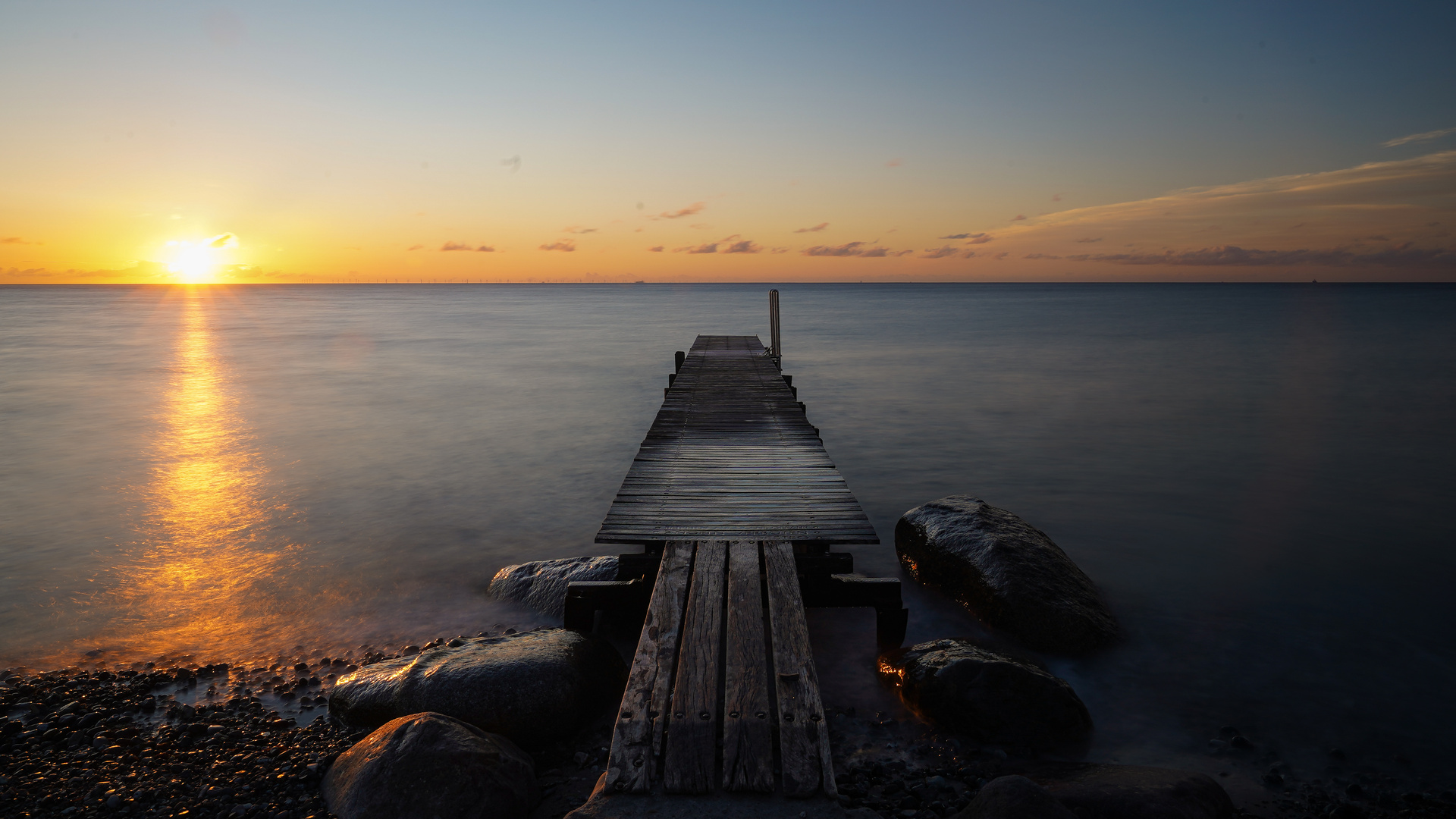 Steg in den Sonnenaufgang 