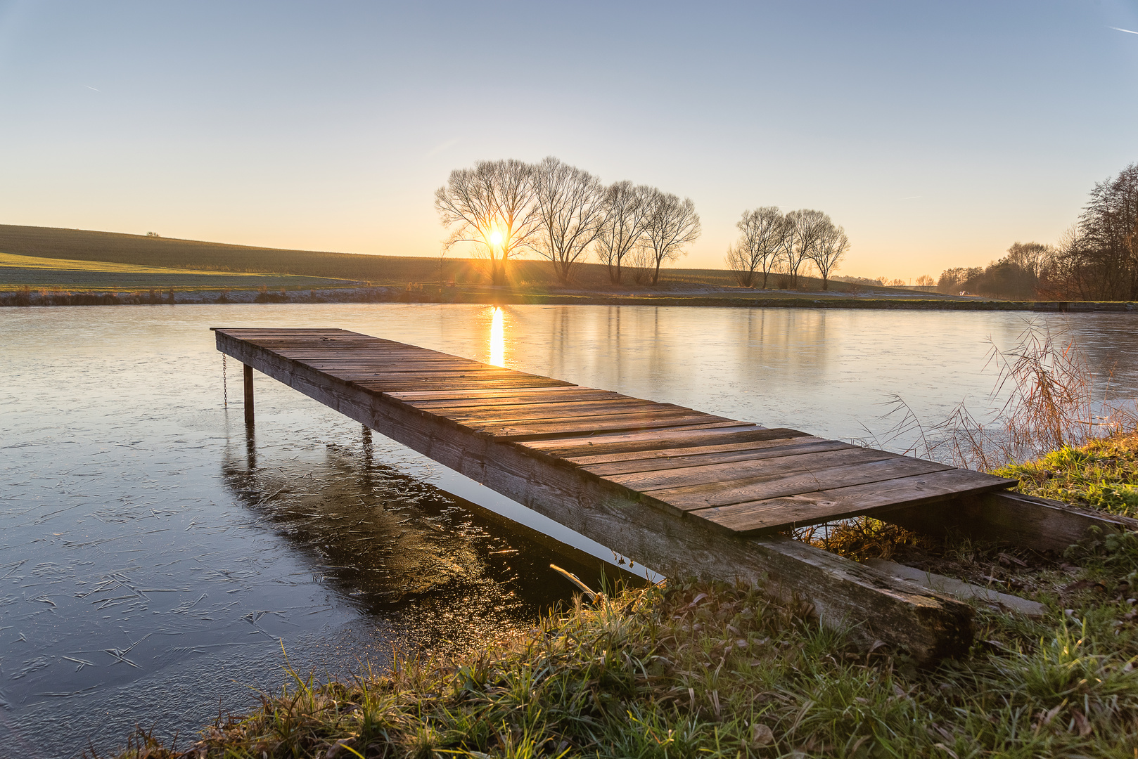 Steg in winterlicher Abendmelanchonie