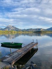 Steg mit Boot am Hopfensee