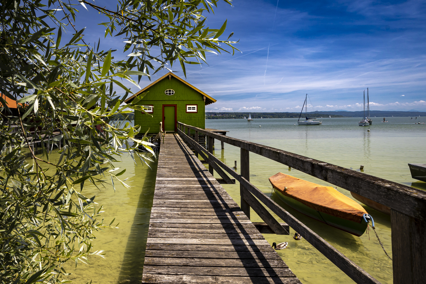 Steg mit Bootshaus