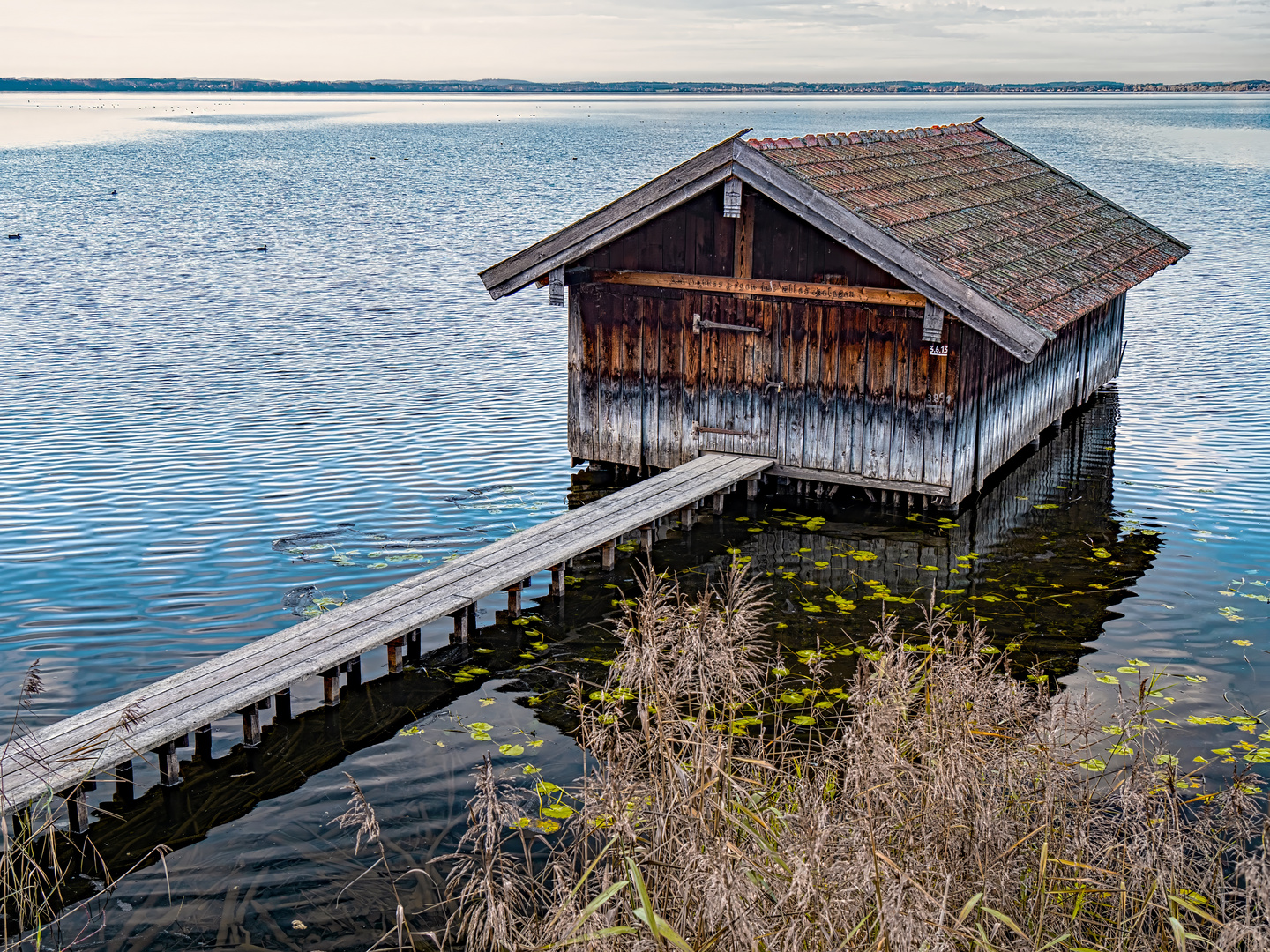 Steg mit Bootshaus : Lachsgang, Achendelta Chiemsee / Bayern