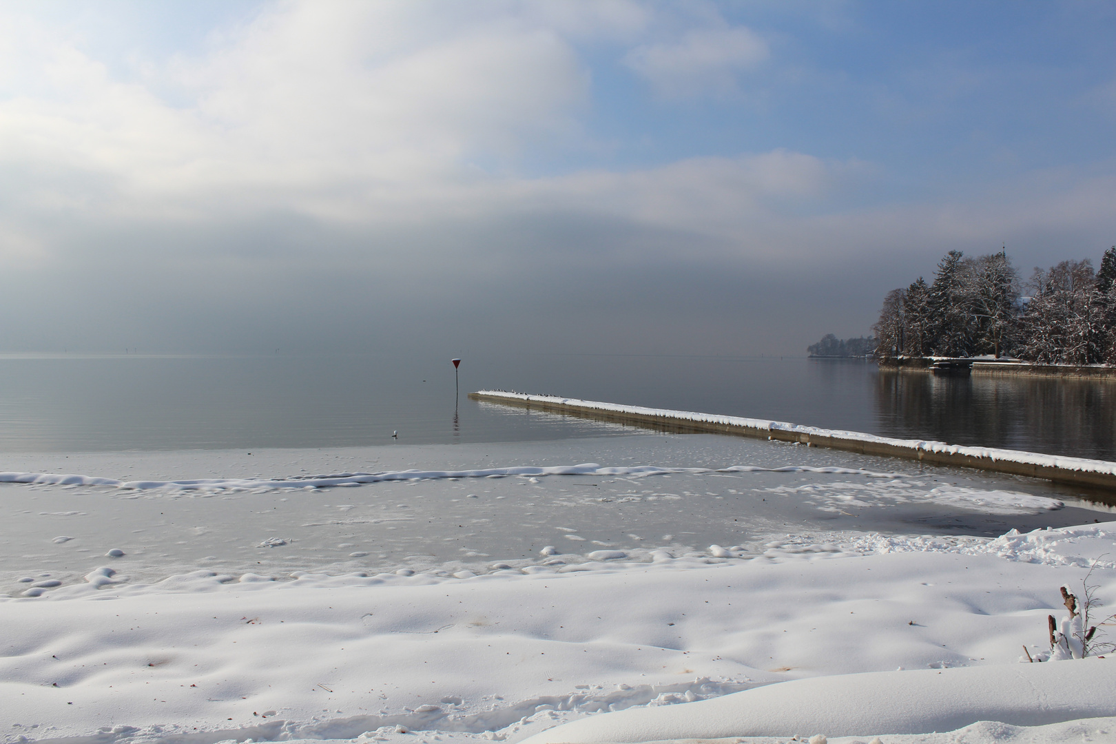 Steg mit Schnee am Bodensee