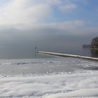 Steg mit Schnee am Bodensee