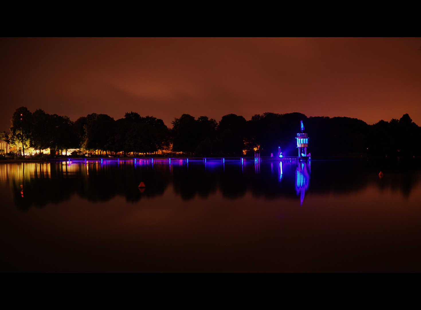 Steg mit Turm am Strandbad Maschsee in Hannover bei Nacht